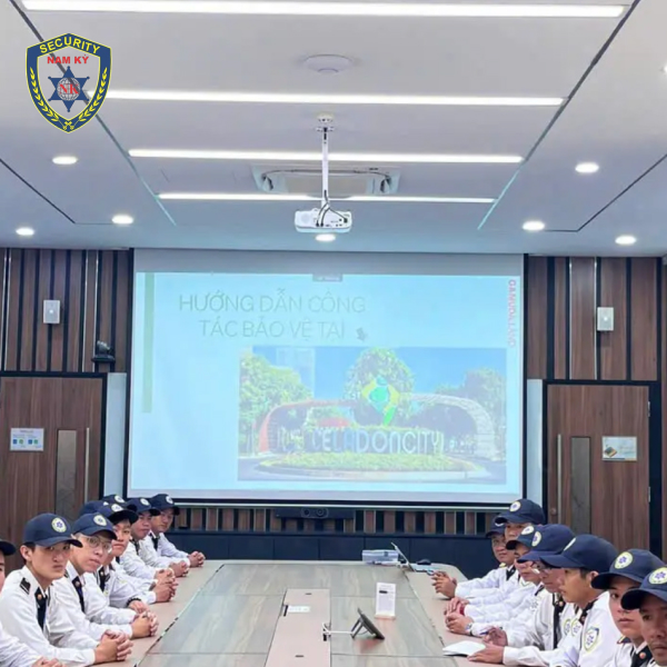 Bảo vệ dịch vụ được đào tạo bài bản, có chứng chỉ nghiệp vụ và trang bị kỹ năng xử lý các tình huống phát sinh