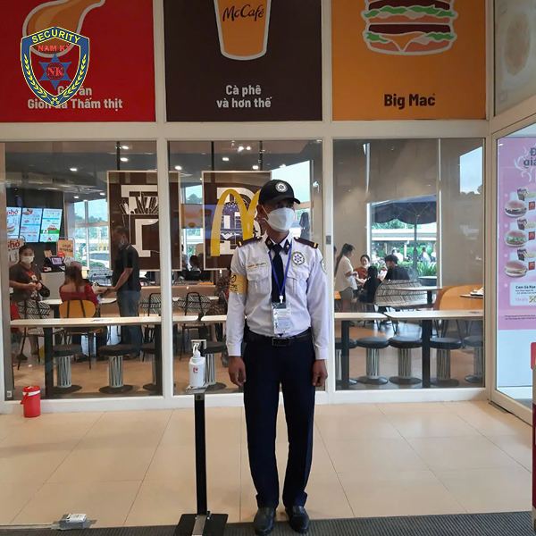 Bảo vệ kiểm soát lưu thông và đảm bảo an toàn cho cư dân 