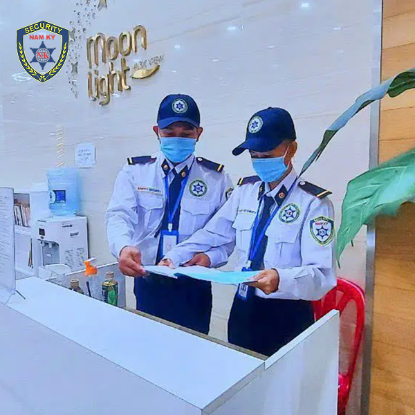 Bảo vệ kiểm soát phương tiện ra vào và giám sát an toàn