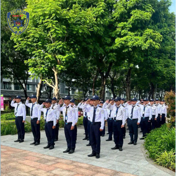 Bảo vệ phải thường xuyên tuần tra, quan sát và đôi khi can thiệp trực tiếp vào các tình huống bất ngờ